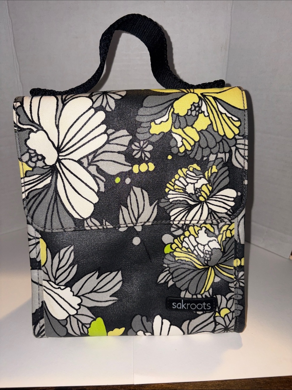 Sakroots Floral Compact lunch bag Tote in Black, Gray, White & Yellow